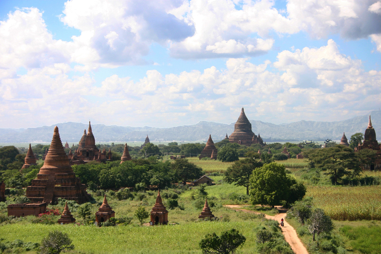 Bagan, negen jaar geleden. (let op Eric op zijn oude Koga)