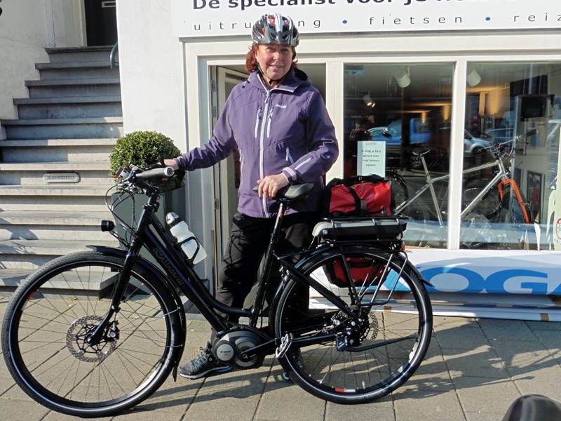 Ans kan niet wachten om met haar mooie Power Rohler weg te fietsen