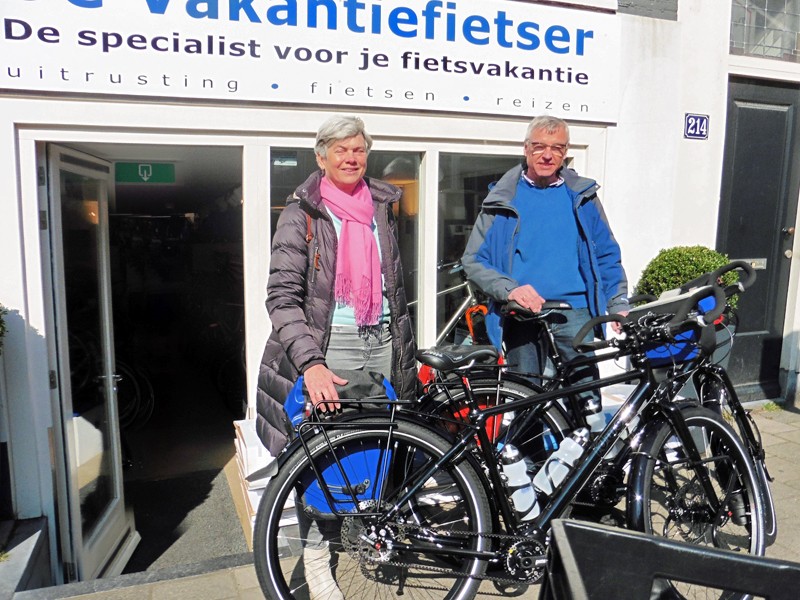 Paul en Fransisca staan heerlijk in het zonnetje hun mooie Idworx oPinions te showen.