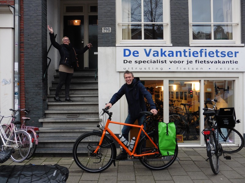 Mark met z'n opvallende fiets samen met de vrolijke buurvrouw van de Vakantiefietser