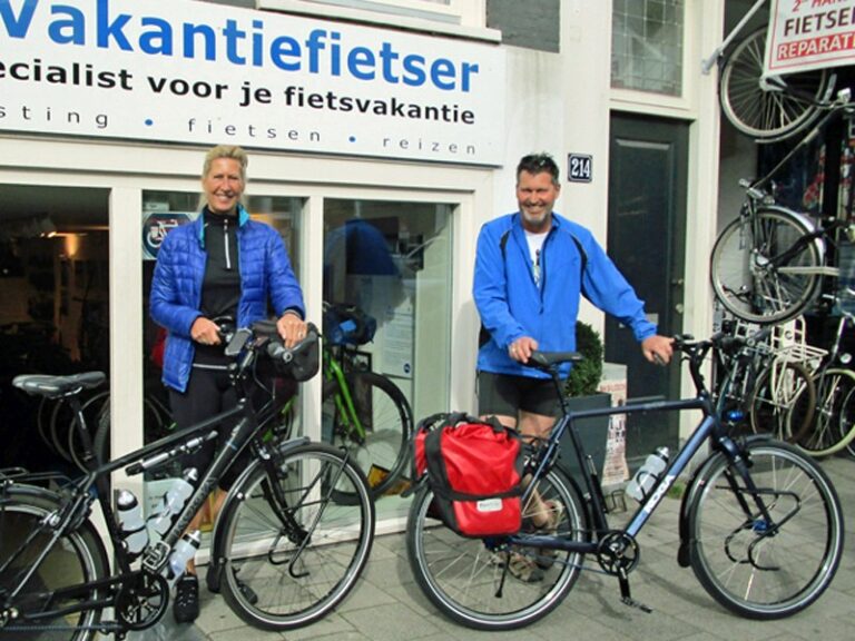 Brigitte haalde haar fiets al eerder op maar nu was Jan aan de beurt. Veel plezier samen op de fiets!