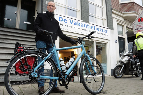 Wim is trots op z'n blauwe Santos.