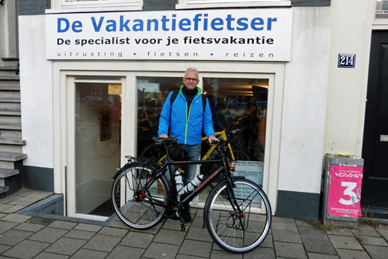 John met z'n nieuwe zwarte Santos met rode details.