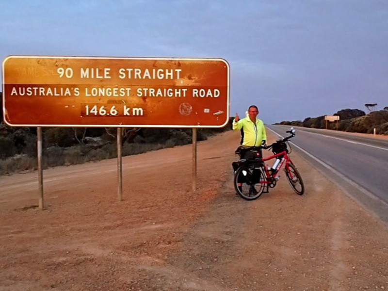 Tiemen fietst door Australie en kwam op deze bijzondere weg terecht. 