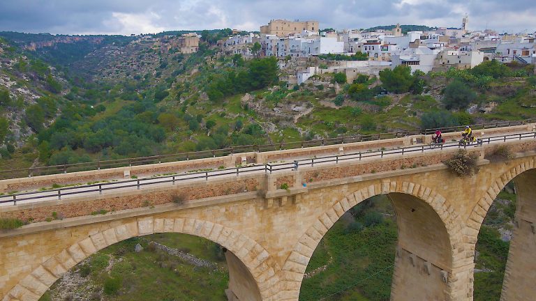 Eric en Carla fietsen over een oude spoorbrug in Palagianello, zuid-Italië.