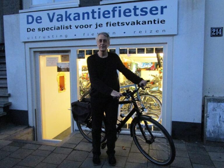 Frans met zijn mooie nieuwe Santos travel lite fiets.