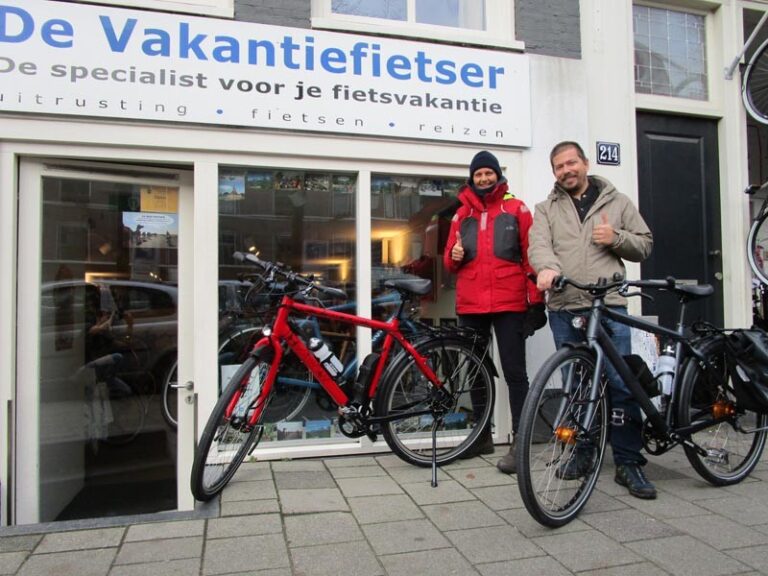 Helga en Greg hebben allebei een nieuwe fiets gekocht. Helga een rode Santos travel lite en Greg ook een Santos travel lite, maar dan zwart.