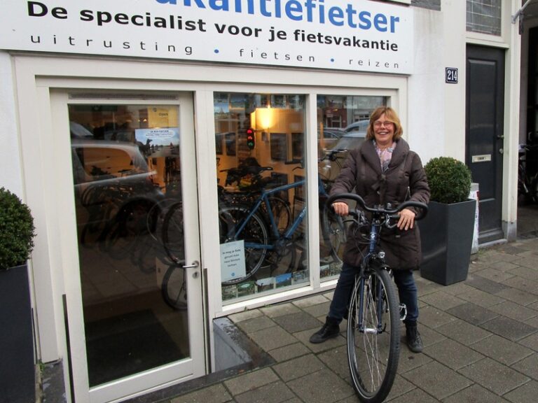 Guke met haar Koga WT S met Rohloff en riem. Ook nu weer eens met een ander zadel, stuur, handvatten en pedalen dan Koga levert. Want niemand is gelijk en daarom meten wij klanten op.