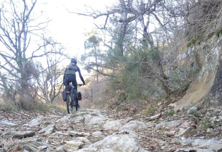 Chris op een Koga Worldtraveller 2.0 in de Franse Cevennen