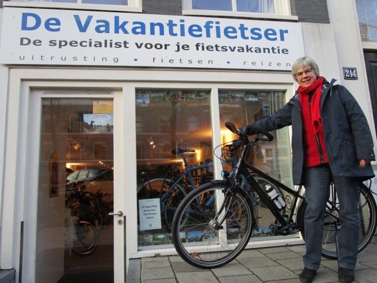 Monique met haar nieuwe Koga voor de winkel.