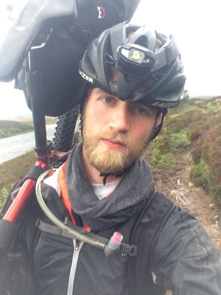 Chris met zijn fiets tijdens Highland Trail Race Schotland