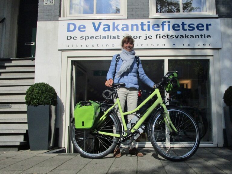 Deze pastel groene fiets reist voortaan met Nicole mee.
